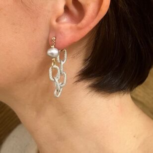 Boucles d'oreilles Clothilde petite perle d'eau douce grise et chaîne