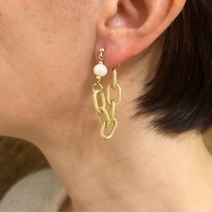 Boucles d'oreilles Clothilde petite perle d'eau douce blanche et chaîne