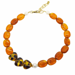 Ras de cou Gabrielle perles ambres et cœurs léopard