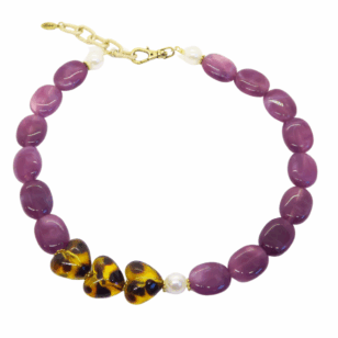 Ras de cou Gabrielle perles violettes et cœurs léopard
