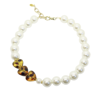 Ras de cou Gabrielle perles blanches et cœurs léopard