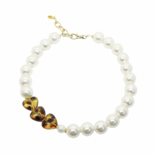 Ras de cou Gabrielle perles blanches et cœurs léopard