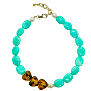 Ras de cou Gabrielle perles turquoise et cœurs léopard