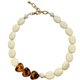 Ras de cou Gabrielle perles crème et cœurs léopard